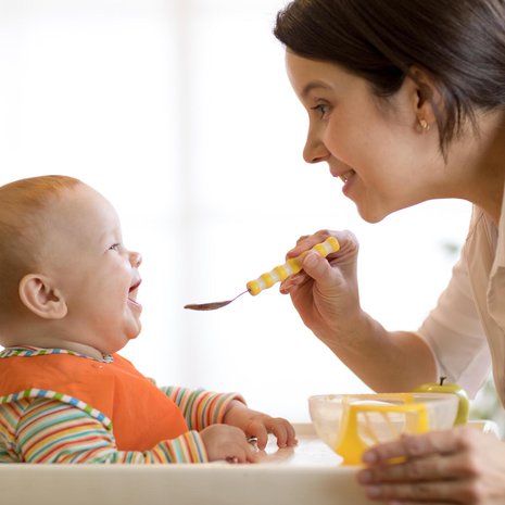 Äiti ja pieni lapsi maistavat usein samasta lusikasta. Kuva: <span class="photographer">Shutterstock</span>