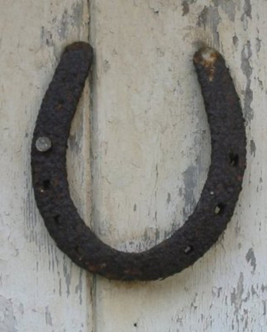 Hevosenkenkä pitää ripustaa suupuoli ylöspäin, jotta onni ei valuisi hukkaan.
Kuva: <span class="photographer"><A HREF=http://commons.wikimedia.org/wiki/Etusivu>Wikimedia Commons</A>.</span>