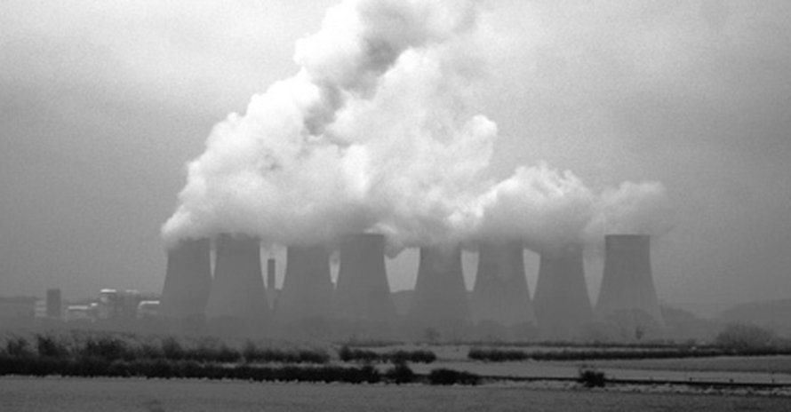 Voimalaitoksissa alle puolet lämmöstä muuttuu sähköksi, loput energiasta hukataan jätelämpönä. Kuva: <span class="photographer"><A HREF=http://en.wikipedia.org/wiki/File:RatcliffePowerPlantBlackAndWhite.jpg>Wikimedia Commons</A>.</span>