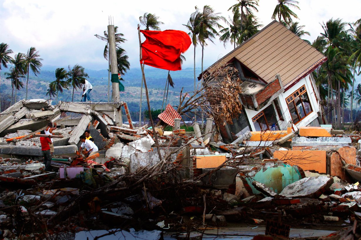 26.12.2004. Sumatran suurjäristys ja sen nostattama tsunami koskettivat meitäkin syvästi. Uhrien joukossa oli 179 suomalaista. Kuva: Lehtikuva