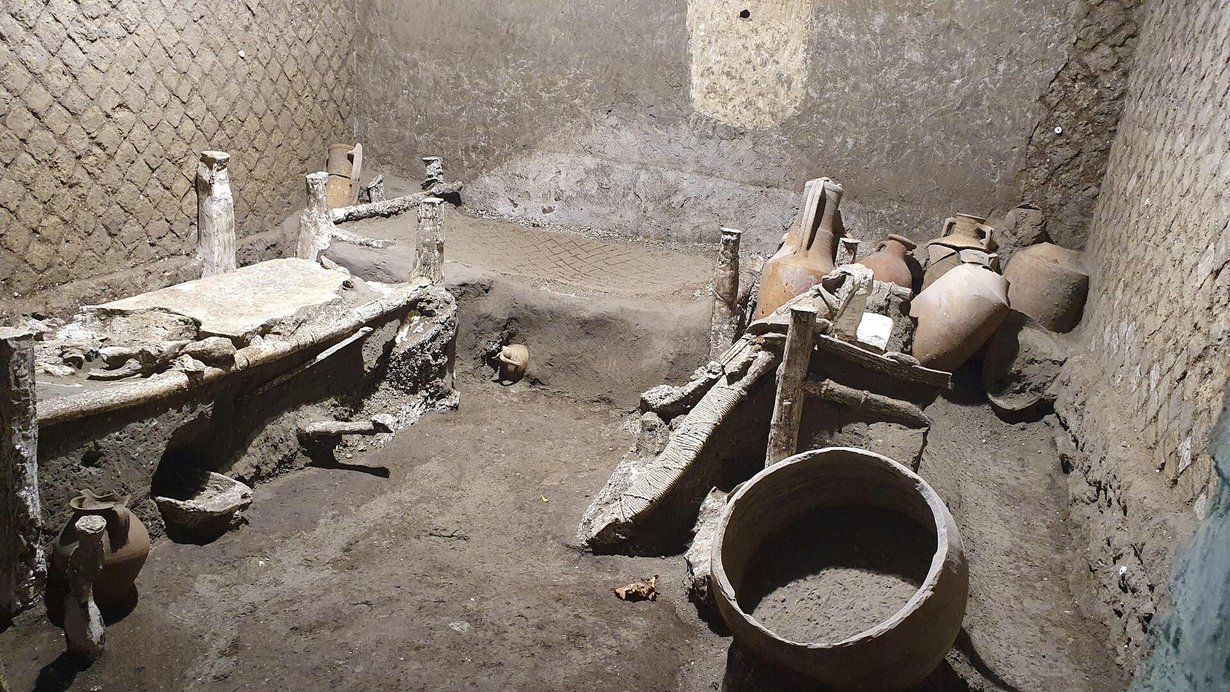 Huoneessa on säilynyt muun muassa vuoteita ja ruukkuja. Kuva: Pompeii Archeological Park/Ministry of Cultural Heritage and Activities and Tourism/Handout via REUTERS