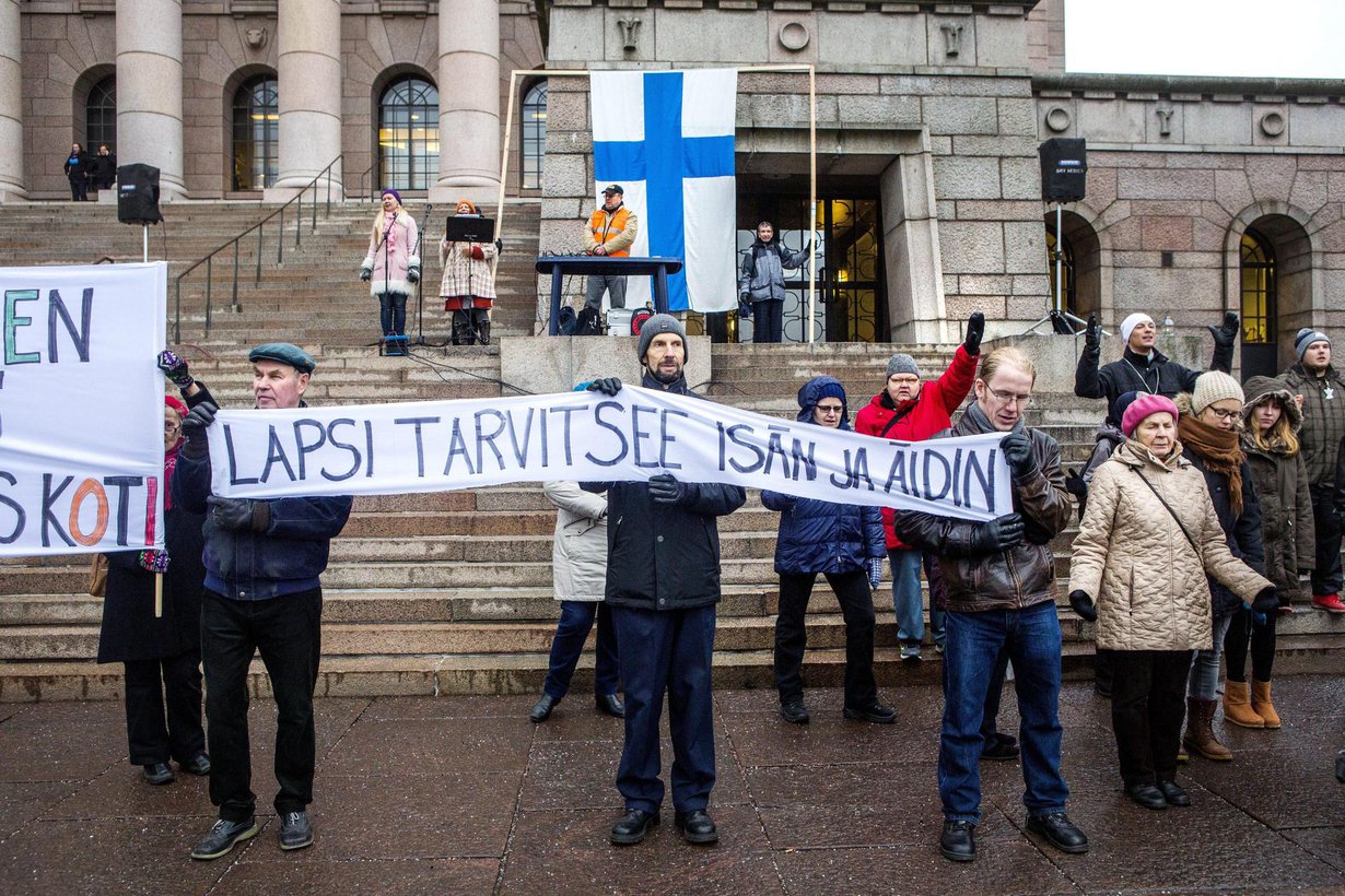 Sukupuolineutraalia avioliittolakia vastustettiin eduskuntatalon edessä 2014. Kuva: Markus Jokela