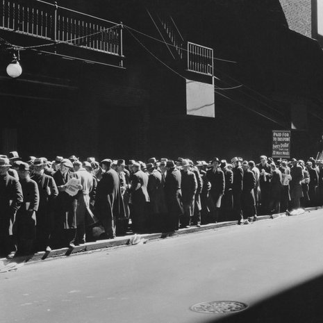Avustusruokaa jonotettiin New Yorkissa suuren laman aikaan 1935-38. Kuva: <span class="photographer">Shutterstock</span>