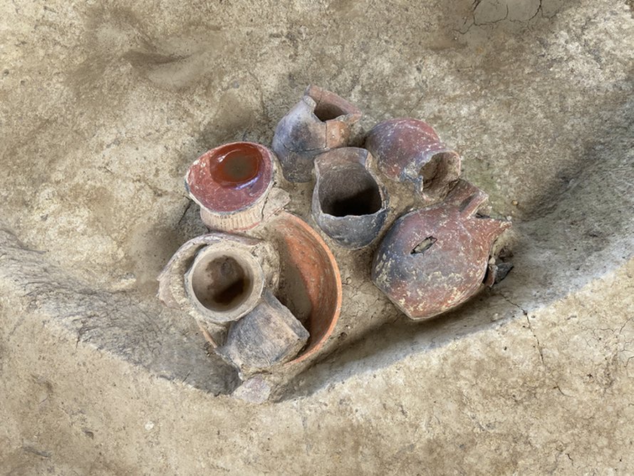 Värjätyt ruoka- ja juoma-astiat on tehty savesta. Kuva: <span class="photographer">Jiajing Wang</span>
