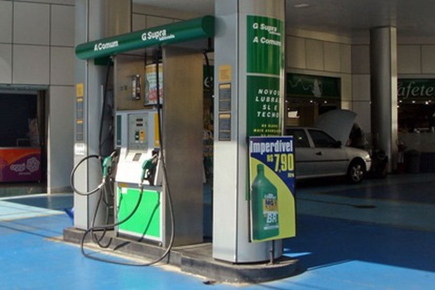 Brasiliassa huoltoasemilta saa myös etanolia. Sen tuotanto voi aiheuttaa merkittävät hiilidioksidipäästöt. Kuva: <span class="photographer"><A HREF=http://en.wikipedia.org/wiki/File:Sao_Paulo_ethanol_pump_04_2008_>Wikimedia Commons</A>.</span>