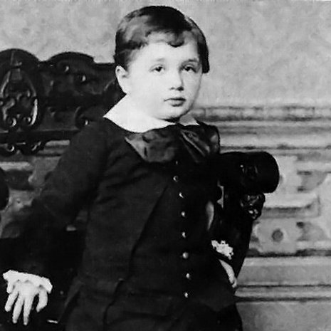 Albert Einstein ei ollut lapsinero. Kuvassa suhteellisuusteorian isä kolmevuotiaana. Kuva: <span class="photographer">Wikimedia Commons.</span>