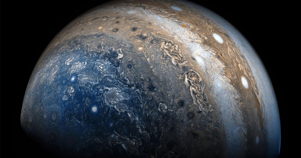 Avaruusluotain Juno kuvaa jättiplaneetta Jupiteria uusista kulmista jo viidettä vuotta. Kuva: Nasa