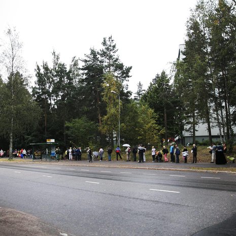 Leipäjonossa Helsingin Myllypurossa näkyy myös lastenvaunuja. Kuva: <span class="photographer">Katarina Sällylä HS</span>