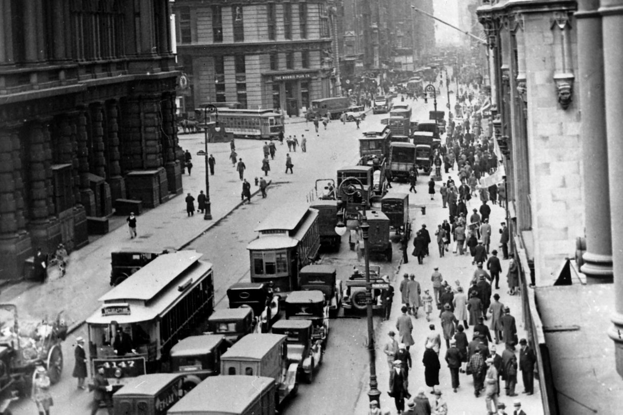 Yhdysvalloista tuli nopeasti autoilun luvattu maa. New Yorkissa nähtiin vuosikymmenen loppupuolella jo tällaisia ruuhkia. Kuva: Getty Images