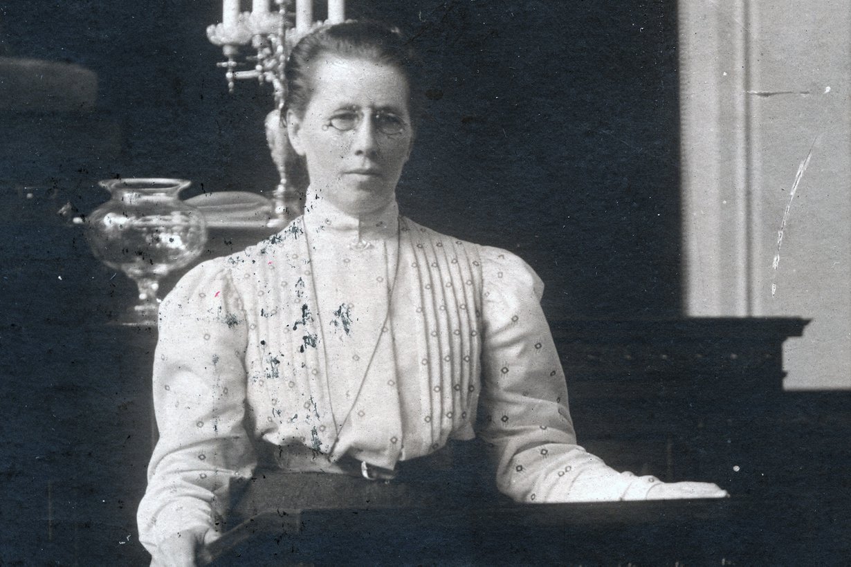 40-vuotias Miina Sillanpää valittiin kansanedustajaksi vuonna 1907. Eduskuntaan tuolloin nousseet 19 naista olivat maailman ensimmäiset naisparlamentaarikot.