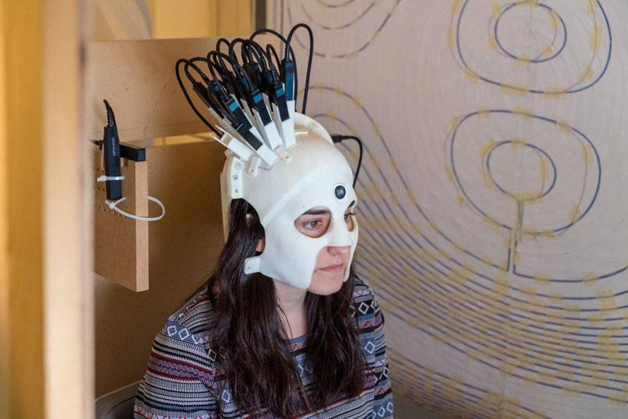 Puettava aivoskanneri mittaa aivojen magneettisuutta, kun potilas liikkuu ja puuhailee. Kuva: <span class="photographer">Wellcome Trust</span>