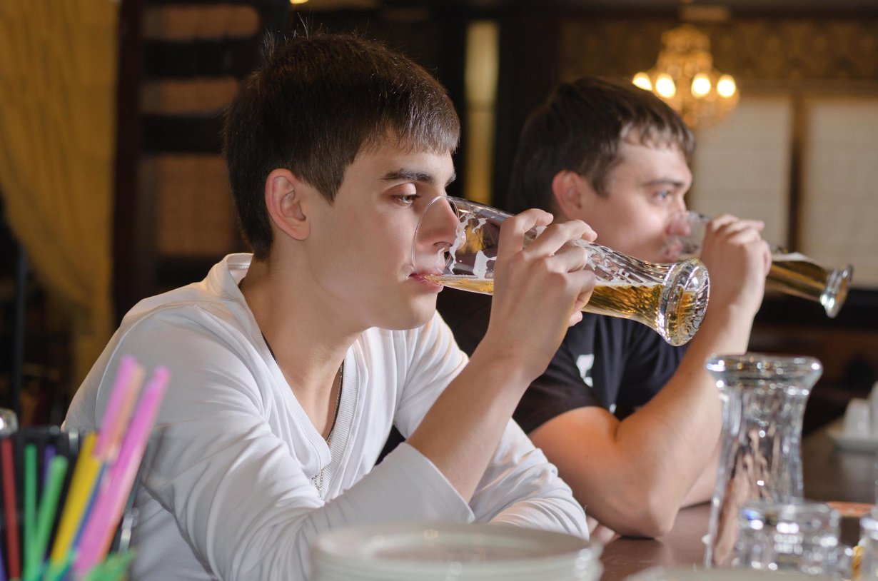 Alkoholinkäytön korkeaksi riskitasoksi on määritelty miehillä 24 ja naisilla 16 annosta viikossa. Annos vastaa yhtä pulloa keskiolutta. Kuva: Shutterstock
