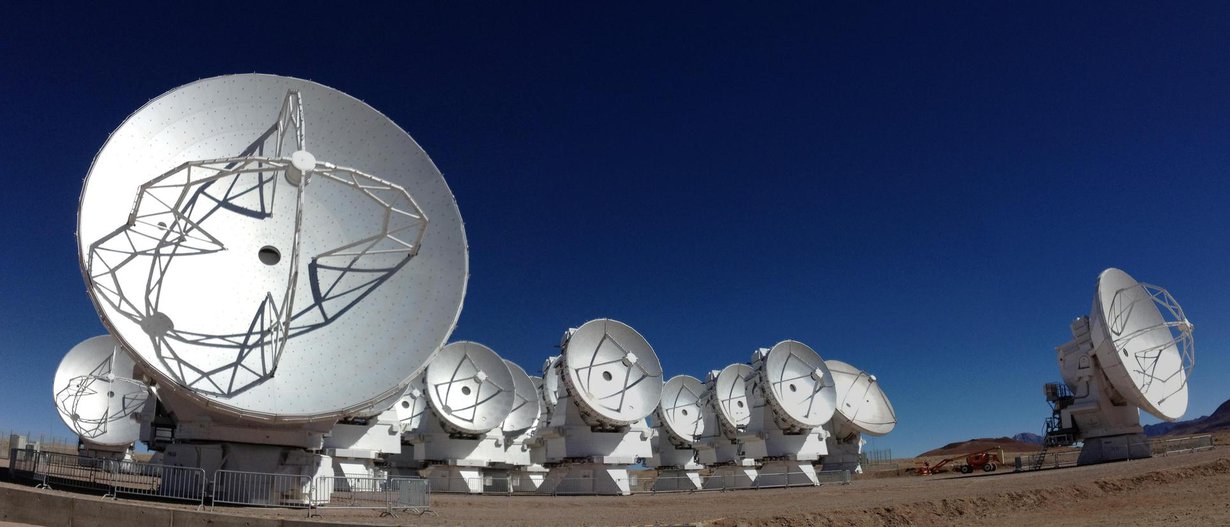 Auringon kaksoisolennon ja sen kiertolaisen kohtaloita tarkkaili Alma, joka koostuu 66 radioteleskoopista. Ne tähystävät avaruutta Atacaman autiomaassa Chilessä.