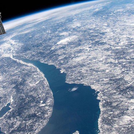 Manicouaganin törmäyskraatteri Kanadan Quebecissa erottuu pyöreänä muodostelmana satelliittikuvan oikeassa laidassa. Kuva: <span class="photographer">Kansainvälinen avaruusasema</span>