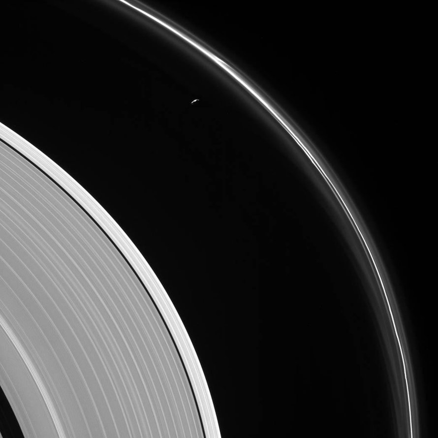 Saturnuksen pieni kuu Prometheus (yläosassa) kurkkaa pienenä pisteenä kaasuplaneetan renkaiden välistä. Cassini otti kuvan toukokuussa. Kuva: <span class="photographer">Nasa</span>