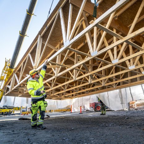 Valmiita elementtejä siirreltiin, kun Kuopiossa rakennettiin puista kerrostaloa kaksi vuotta sitten. Kuva: <span class="photographer">Aake Roininen</span>