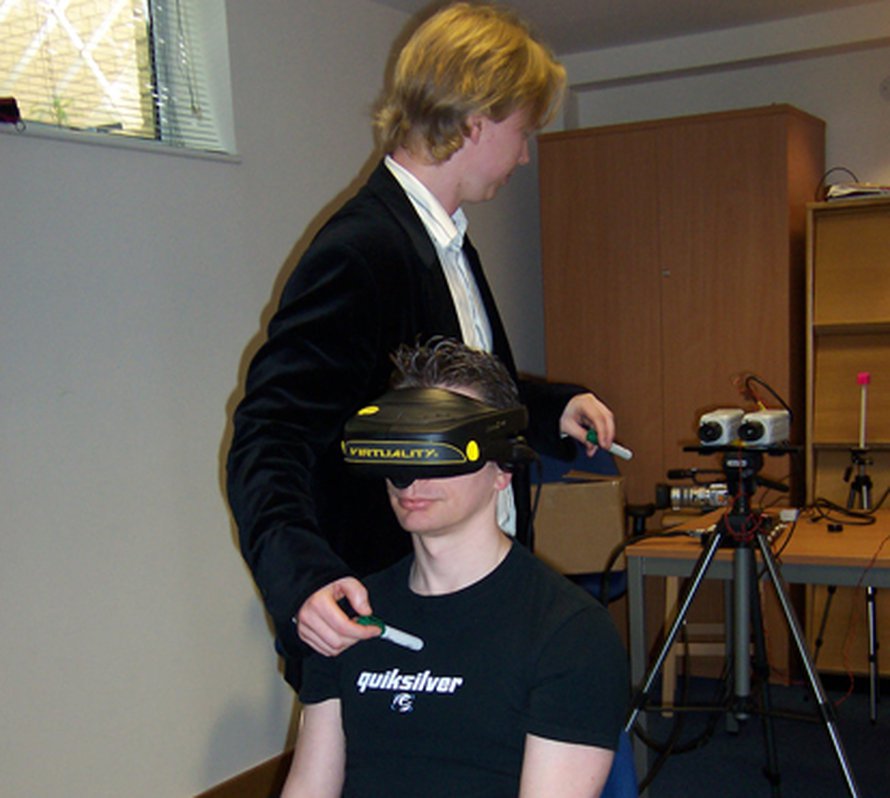 Testijärjestely sotkee kokelaan aivojen vastaanottamat aistimukset, ja tämä tuntee irtautuvansa kehostaan. Kuva: <span class="photographer">Henrik Ehrsson</span>
