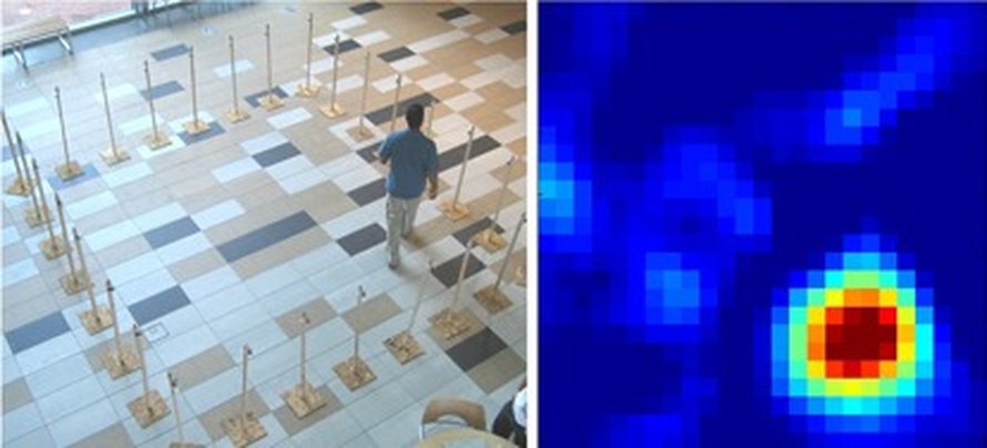 Vasemmalla henkilö kävelee 28 radiolähettimen keskellä ja luo "varjoja" radioaaltoihin. Henkilö erottuu oikeanpuoleisessa kuvassa oranssina laikkuna. Kuva: <span class="photographer">Sarang Joshi and Joey Wilson, University of Utah</span>