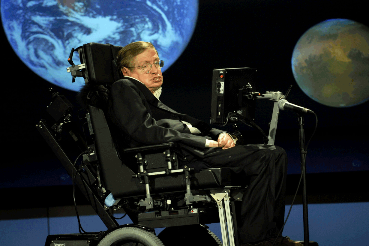 Steven Hawking välittää viestinsä tietokoneelta puhesyntetisaattorille. Kuva: Nasa
