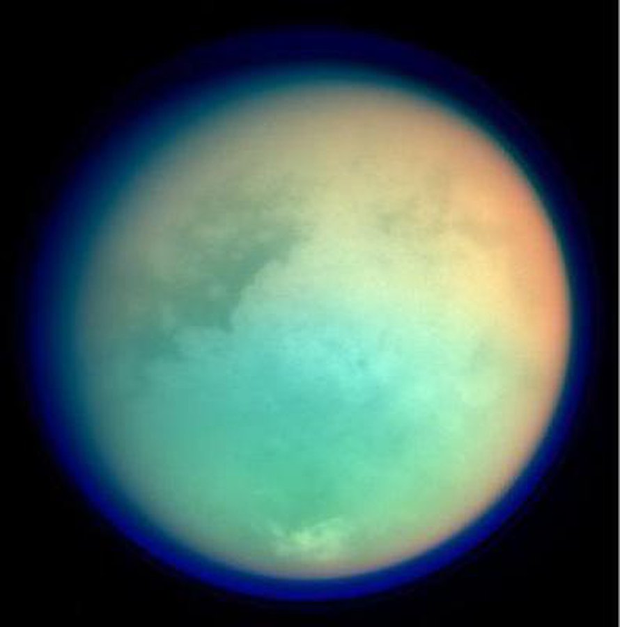 Titan näyttää pallolta, mutta Cassinin mittausten mukaan se on navoiltaan litistynyt. Kuva: <span class="photographer">Nasa</span>