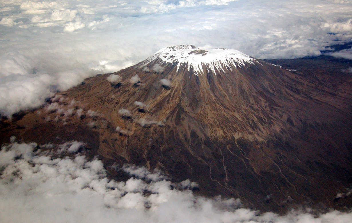Kilimanjaro lentokoneesta nähtynä. Kuva: Paul Shaffner / Wikimedia Commons