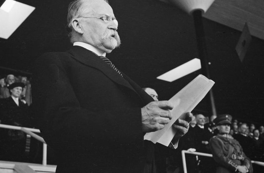 Tasavallan presidentti Kyösti Kallio puhuu stadionin vihkiäisjuhlassa 12.6.1938.