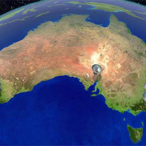 Australian pitää korjata säännöllisesti paikallisten ja gps-koordinaattien epäsuhtaa, koska manner lipuu pohjoiseen seitsemän senttiä vuodessa. Kuvaan on merkitty radioteleskoopit, joiden avulla mantereelta on pidetty yhteyttä avaruuteen ja satelliitteihin. Kuva: <span class="photographer">Nasa</span>