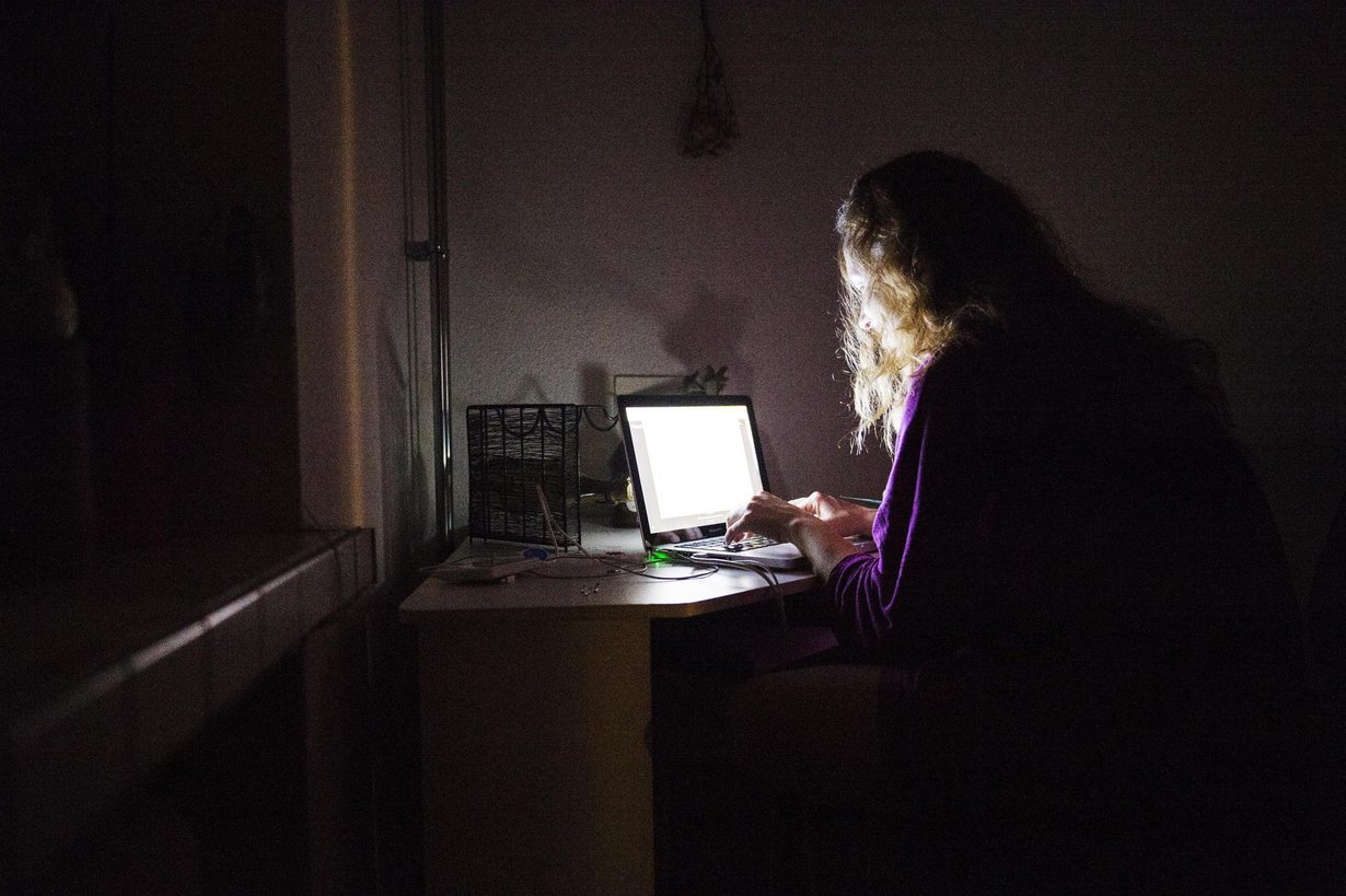 Illanvirkut valvovat luontaisesti myöhään ja nukkuvat aamulla pidempään, mutta yhteiskunta ja työelämä pyörivät pitkälti aamuvirkkujen rytmissä. Kuva: Emilia Kangasluoma / HS