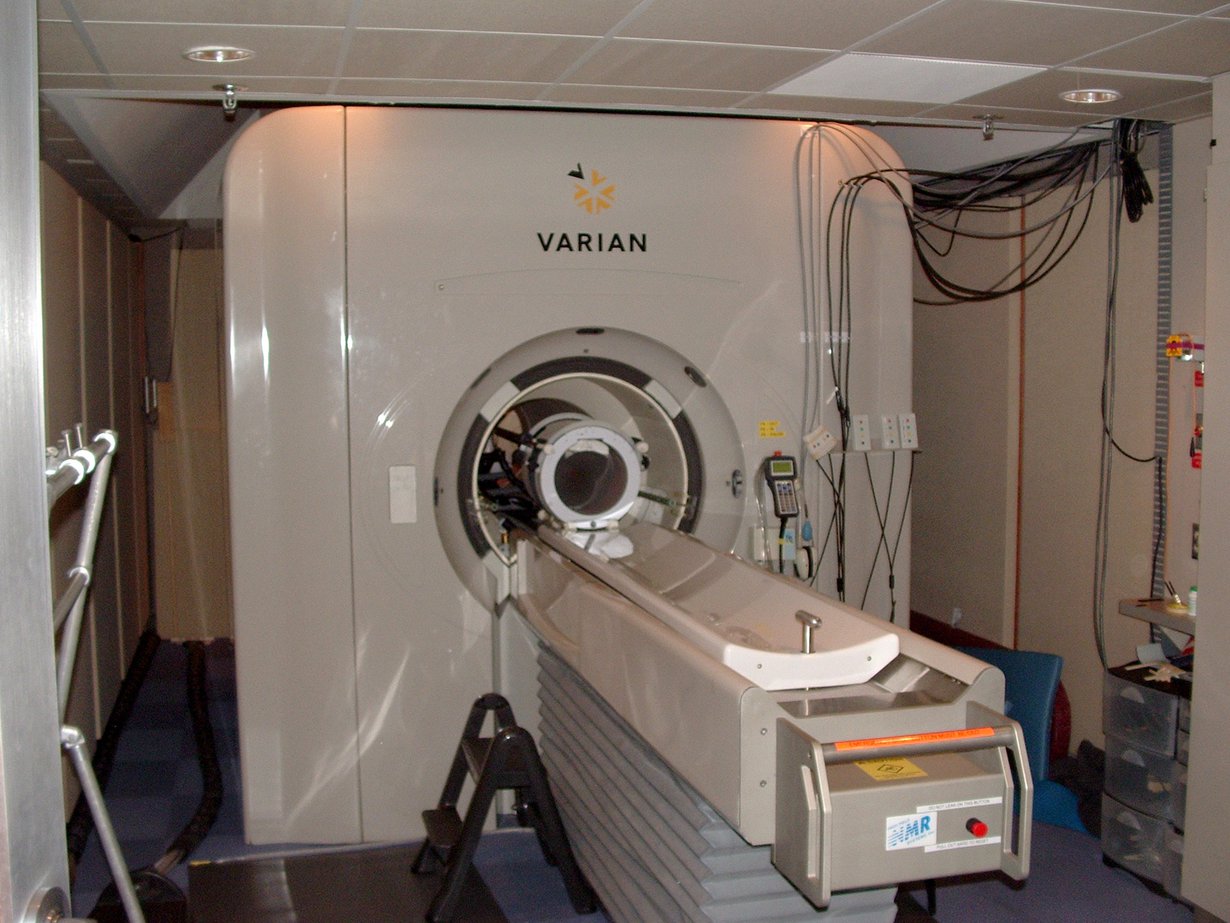 Berkeleyn yliopiston neurotutkimusinstituutin toiminnallinen magneettikuvauslaite.