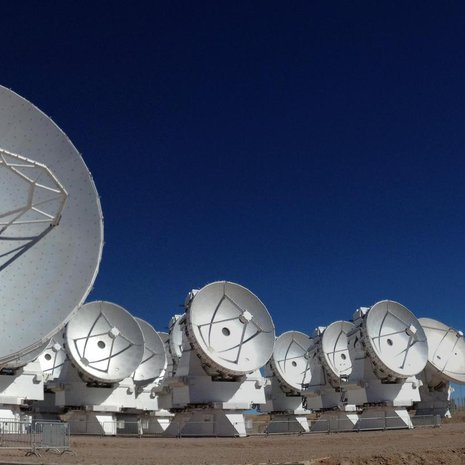 Auringon kaksoisolennon ja sen kiertolaisen kohtaloita tarkkaili Alma, joka koostuu 66 radioteleskoopista. Ne tähystävät avaruutta Atacaman autiomaassa Chilessä.