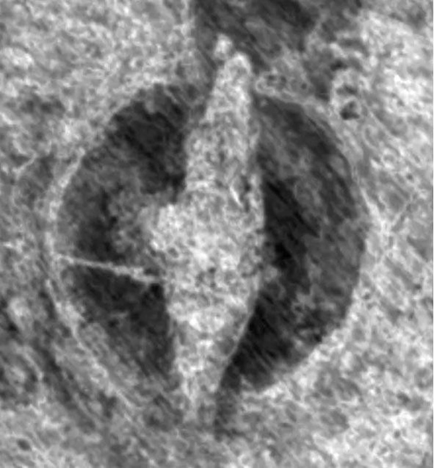 Maan pinnan läpäisevä luotaus paljasti viikinkilaivan muodon. Kuva: <span class="photographer">Norjan kulttuuriperinnön instituutin.</span>