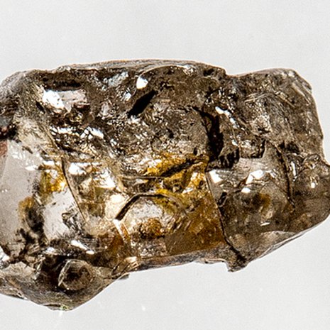 Syvyyksien vesi ja erikoinen mineraali löytyivät tästä raakatimantista, mutta niin pienestä osasta, että se näkyy vain mikroskoopilla. Timantti saatiin Brasilian Juínasta. Kuva: <span class="photographer">Richard Siemens, Albertan yliopisto</span>