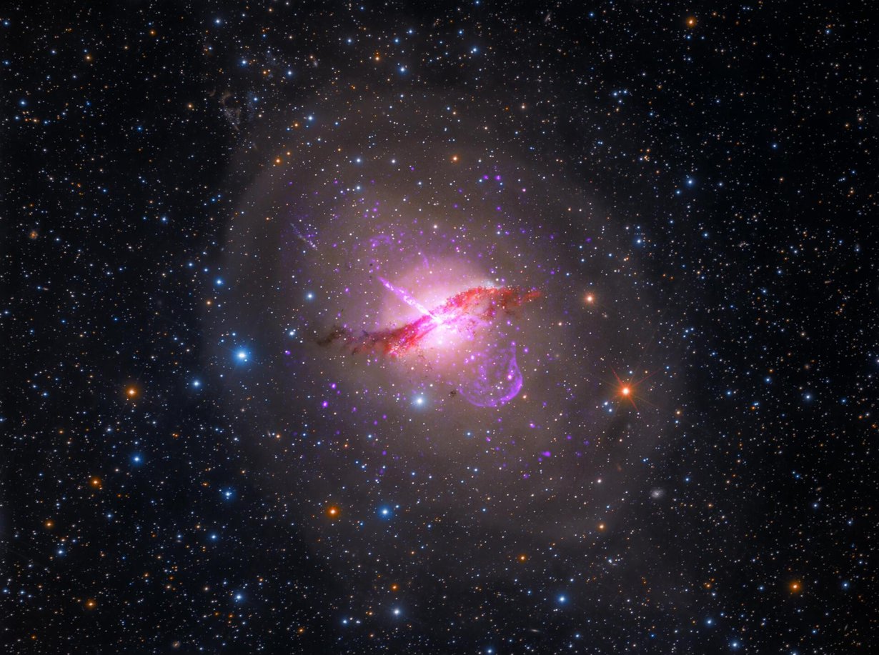 Tutkijat kuvasivat Centaurus A:n keskustassa olevaa supermassiivista mustaa aukkoa. Kuva: NASA/CXC/SAO; Rolf Olsen; NASA/JPL-Caltech