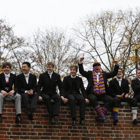 Etonin yksityiskoulun oppilaita seuraamassa luokkakavereiden pelailua Britanniassa syksyllä 2012. Kuva: <span class="photographer">Eddie Keogh / Reuters</span>