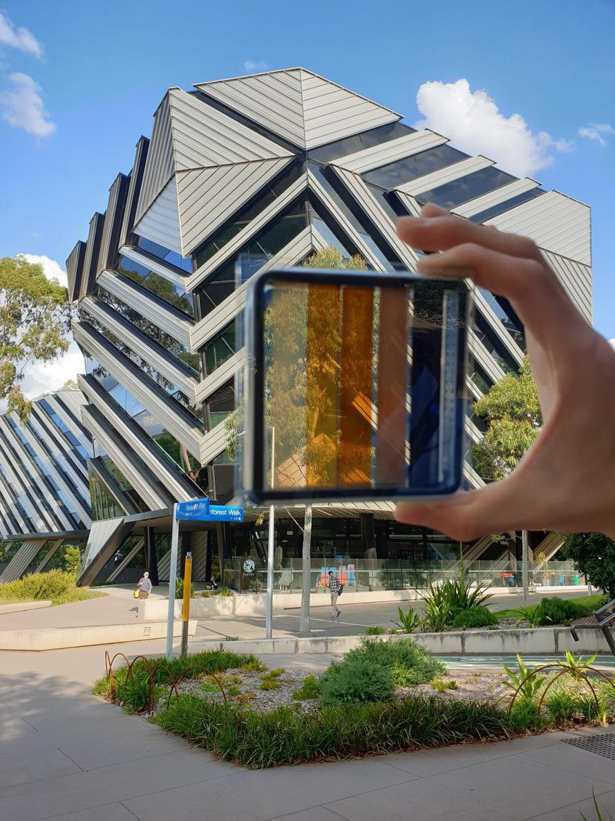 Australialainen perovskiittipaneeli päästää valoa läpi. Monash-yliopiston ja Csiro-järjestön tutkimus julkaistiin Nano Energy -lehdessä huhtikuussa. Kuva: <span class="photographer">Jae Choul Yu</span>