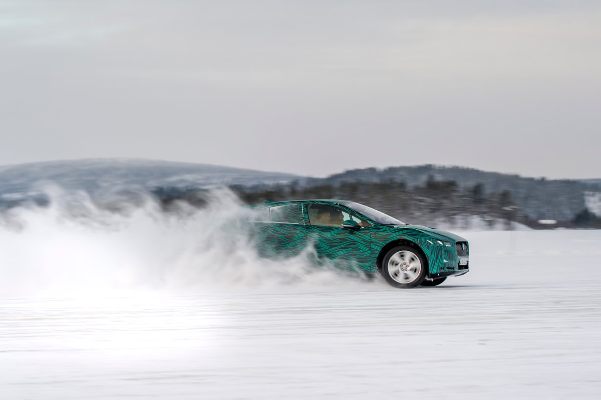 Jaguarin sähkömalli I-PACE ei säiky kylmää. Sitä on testattu Ruotsissa 40 asteen pakkasessa. Kuva: Jaguar