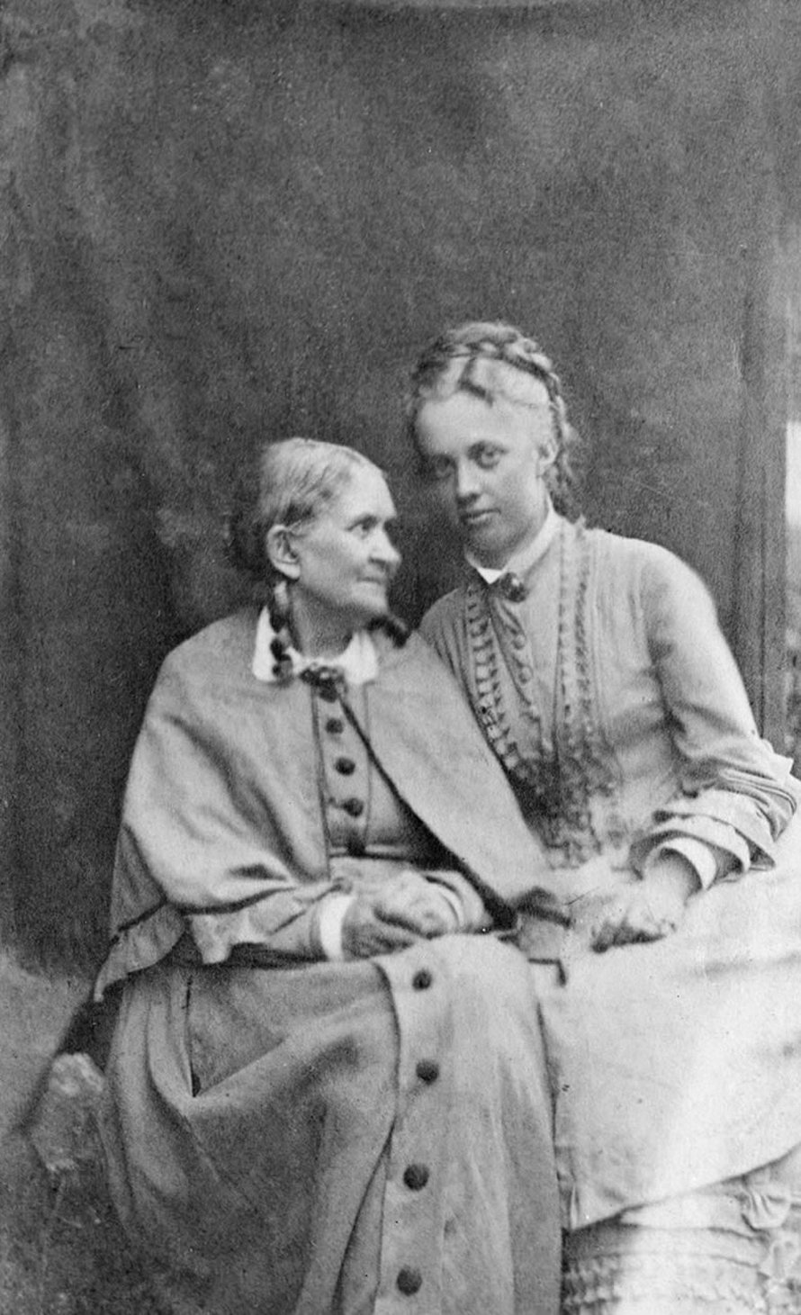 Johan Ludvig Runebergin (1804–1877) vaimon Fredrika Charlottan (1807–1879) trendinimi tuli isä-Fredrikiltä ja kruununprinssin vaimolta. Nimi periytyi pojalle, joka otti kuvan 1875. Tuolloin hänen kihlattunsa Charlotte-nimi oli Suomessa jo yleinen.