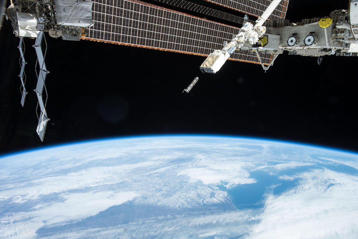 Tältä näyttää nanosatelliitin vapautus havainnekuvassa. Kuva: Aalto-yliopisto