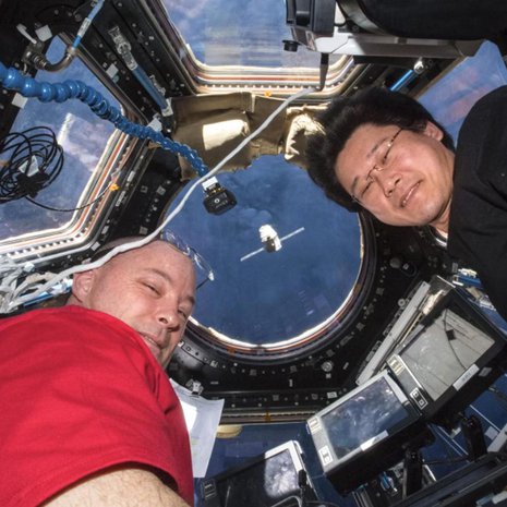 Astronautit Scott Tingle (lvas.) ja Norishige Kanai katsovat, kun rahtialus SpaceX Dragon lähestyy Iss-avaruusasemaa maanantaina. Tällä kertaa mukana oli myös spermaa. Kuva: <span class="photographer">Nasa</span>