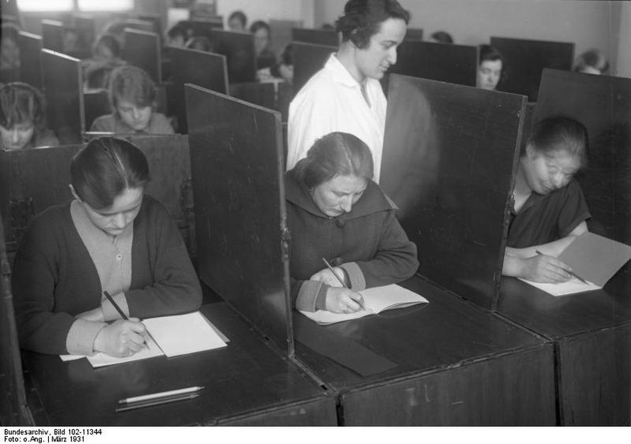Saksalaisnaiset pähkäilevät älykkysytestiä vuonna 1931.