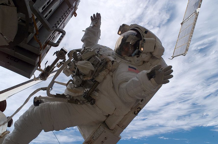 Astronautti Sunita Williams avaruuskävelyllä Kansainvälisellä avaruusasemalla vuonna 2006.