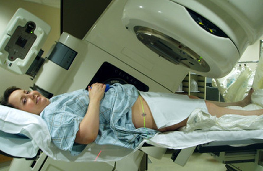 Lantion sädehoitoa. Kuva: <span class="photographer"><A HREF=http://en.wikipedia.org/wiki/File:Radiation_therapy.jpg>Wikimedia Commons</A>.</span>
