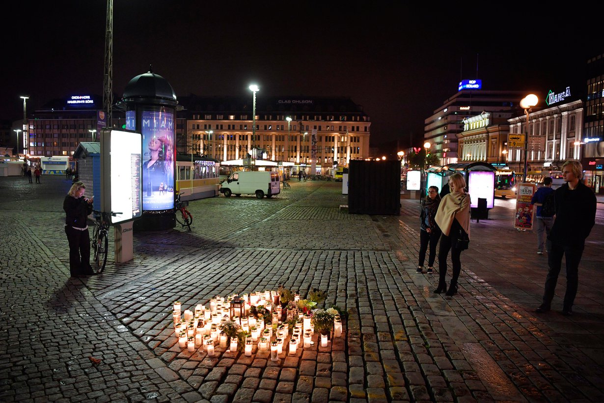 Puukotusisku Turun kauppatorilla 18.8.2017 pysäytti suomalaiset suremaan ja kysymään, miten terrorismia voisi ehkäistä. Kuva: Lehtikuva