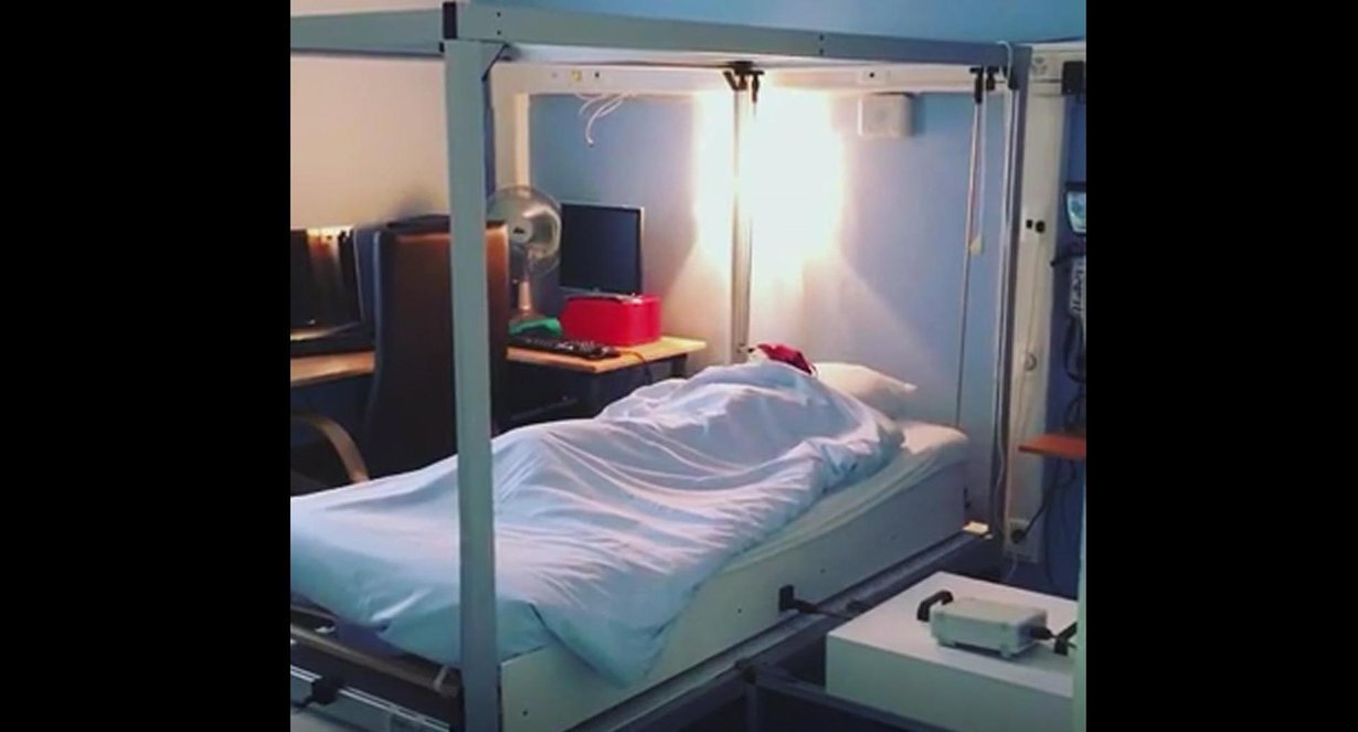 Moottori keinuttaa koevuodetta unilaboratoriossa. Kuva videosta: Laurence Bayer ja Aurore Perrault
