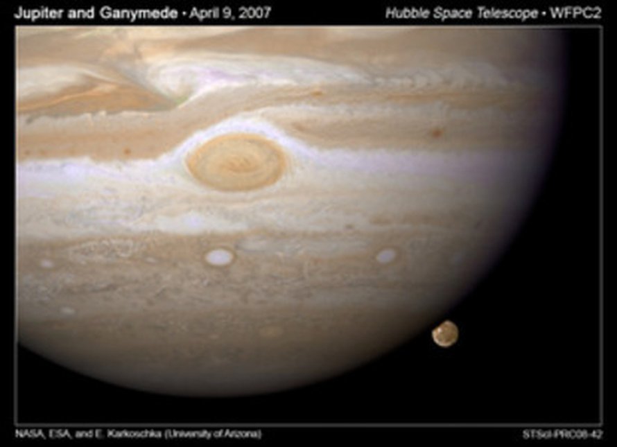 Kuva on kooste Hubblen kolmesta kuvasta. Värit
ovat lähes samat kuin luonnossa.
Kuva: <span class="photographer">NASA, ESA, and E. Karkoschka (University of Arizona)
</span>