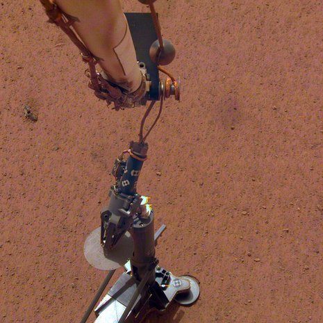 Robottikäsi asetti Marsin sisustan lämpöä mittaavan laitteen laskeutujan viereen.