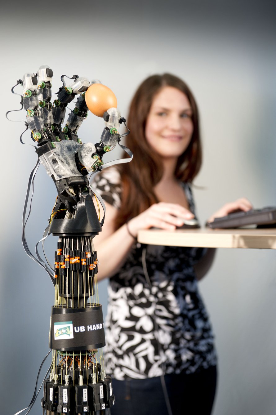 Robottikäden näppituntuma on niin herkkä, että raaka kananmunakin pysyy ehjänä.
