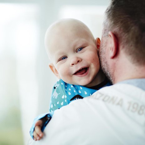 Isät kohtelevat tyttäriään ja poikiaan eri tavoin jo aivan pienestä. Kuva: <span class="photographer">Piia Arnould</span>