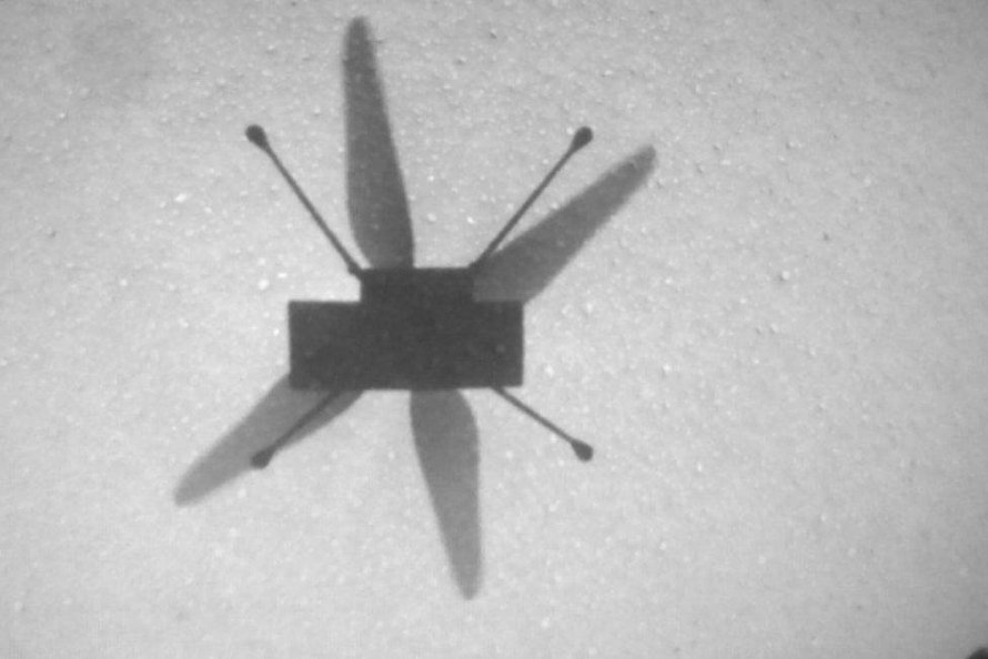 Helikopteri kuvasi Marsissa oman varjonsa tiistaina. Kuva: <span class="photographer">Nasa</span>