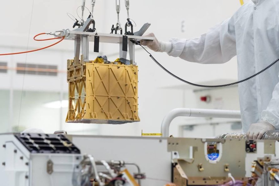 Happea tuottavaa Moxieta siirrettiin puhdastilassa Kaliforniassa viime vuonna. Se pakattiin osaksi mönkijä Perseverancea ja matkalle Marsiin. Kuva: <span class="photographer">Nasa</span>